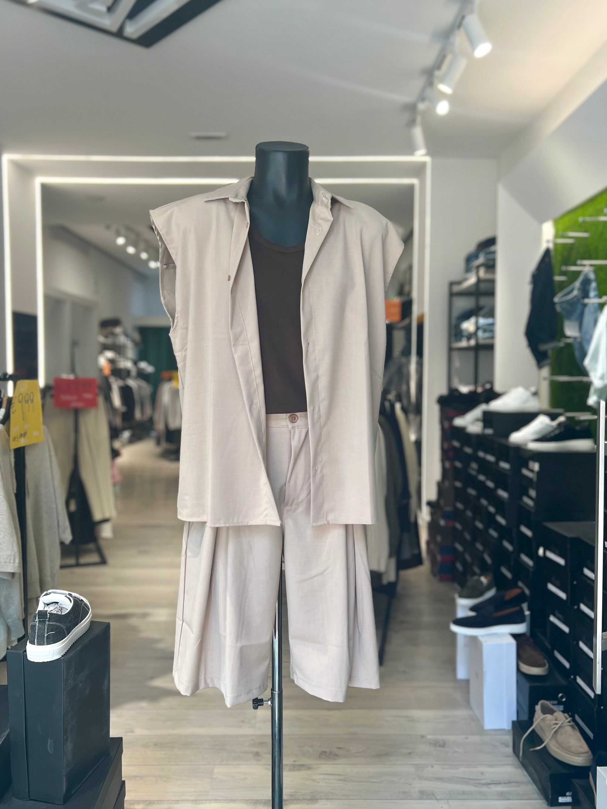 COORDINATO SMANICATO CON BERMUDA